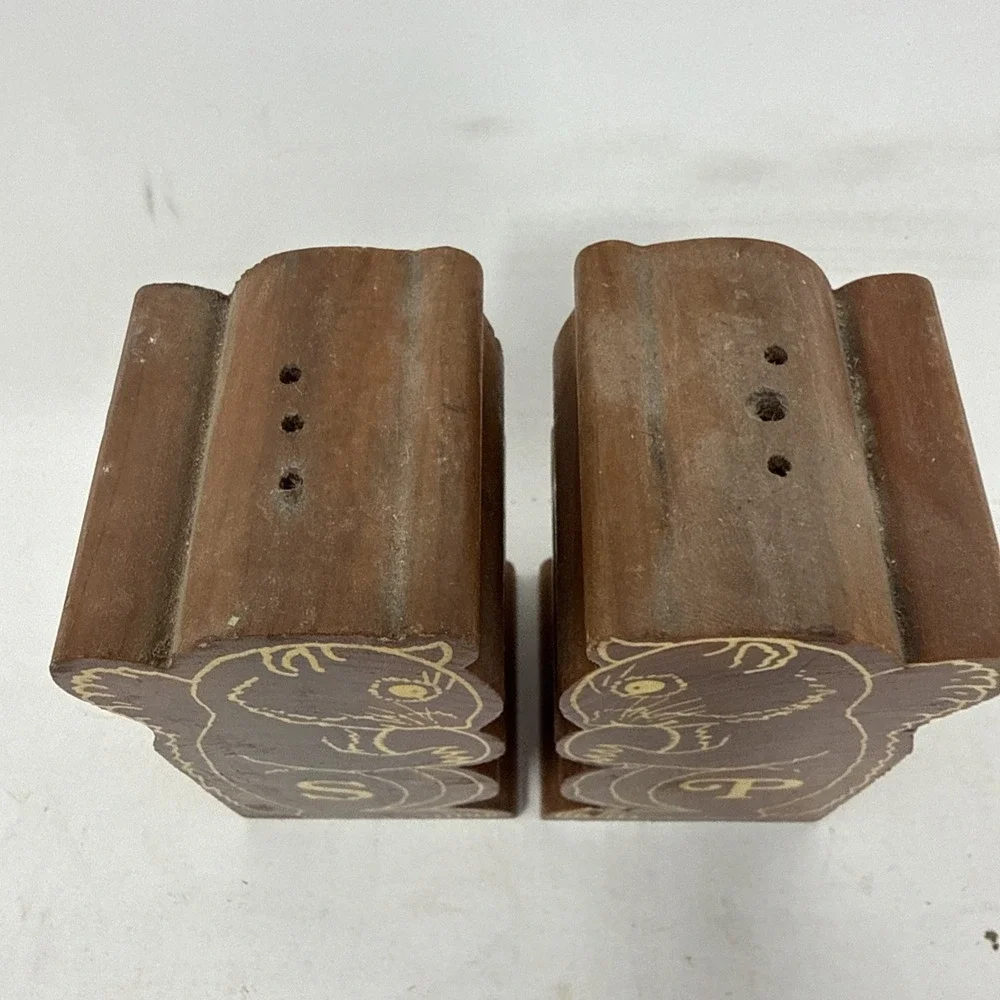 Wooden SQUIRREL salt and pepper Shakers Belfast Maine Perrys Nuthouse VTG Brown